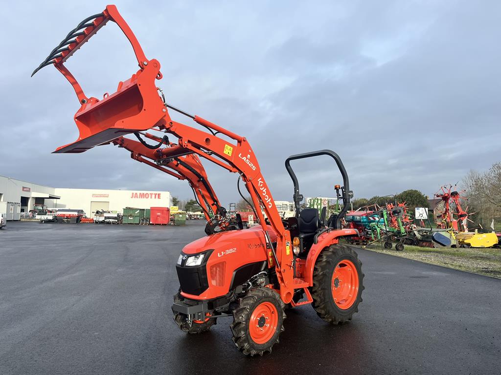 KUBOTA L1-382 HST + LA 525